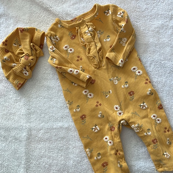 Baby Clothes 
3-6 Months 
Matching sets
Yellow flowers outfit - Picture 2 of 5